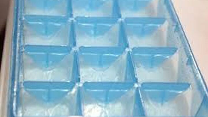 Plastic mold for freezing liquid