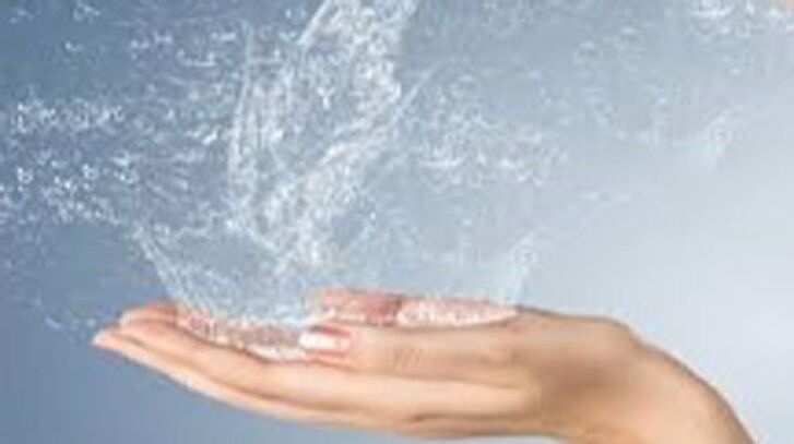 Spray from hand -set hands underwater